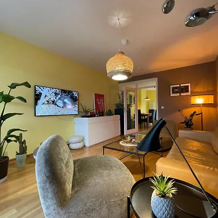 Checkpoint Charlie Apartment *